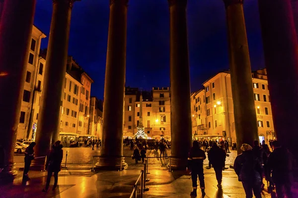 Pantheon sloupce Della Porta fontána Piazza Rotunda Řím Itálie — Stock fotografie