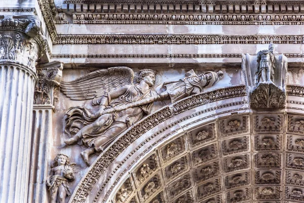 Anjo de pedra Septímio Severo Arco Fórum Romano Roma Itália — Fotografia de Stock
