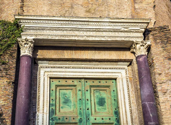 Templo de Rômulo Porta Fórum Romano Roma Itália — Fotografia de Stock