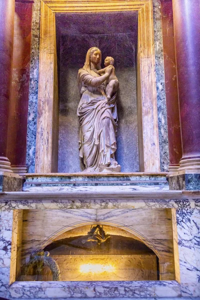 ラファエロの墓マリアのイエス像パンテオン ローマ イタリア — ストック写真