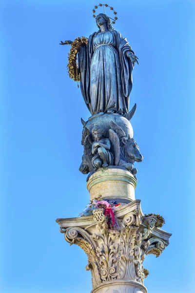Jungfru Maria staty obefläckade avlelsen kolumn Rom Italien — Stockfoto