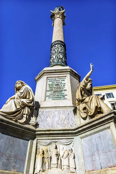 Jungfru Maria staty obefläckade avlelsen kolumn Rom Italien — Stockfoto