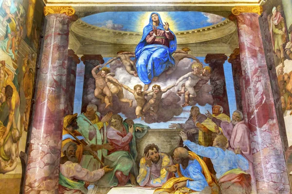 聖母マリアのフレスコ画トリニタ ・ デイ ・ モンティ スペイン広場ローマ イタリアの仮定 — ストック写真