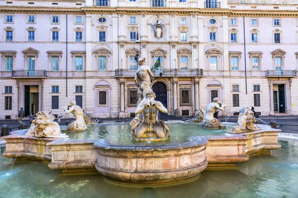 Çeşme Saint Agnese Agone kilise Dikilitaş Piazza Navona Roma İtalya