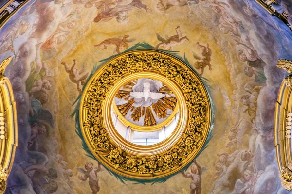 神聖な精神のフレスコ画ドーム天井サンタ マリア マッダレーナ教会ローマ イタリア — ストック写真