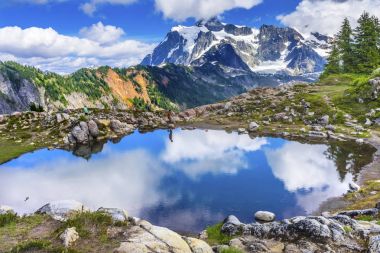 Yürüyüşçüler Mount Shuksan havuzu sanatçı noktası Washington eyaleti 
