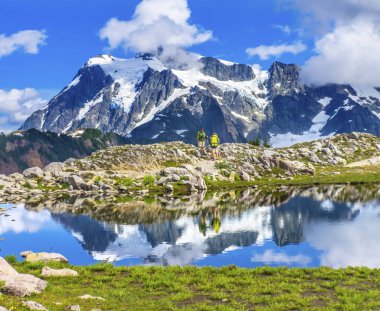 Yürüyüşçüler Mount Shuksan havuzu sanatçı noktası Washington eyaleti 