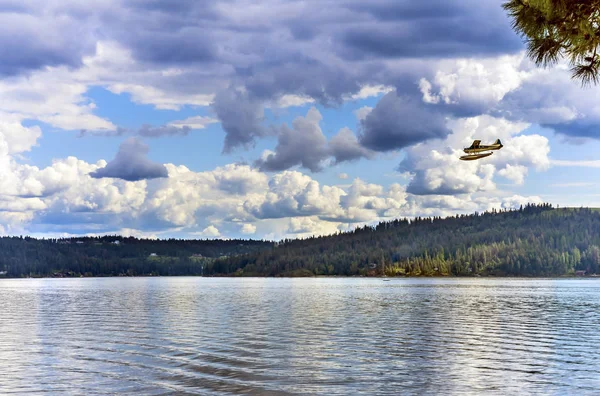 Airplane Seaplane Reflection Lake Coeur d 'Alene Idaho — стоковое фото