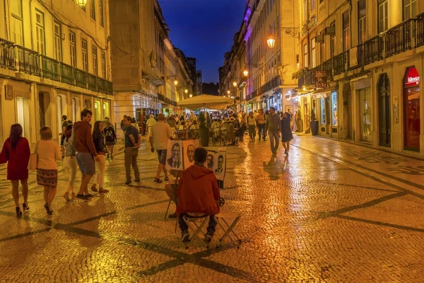 Kunstenaar Rua Augusta's avonds wandelen straat Baixa Lissabon winkelen — Stockfoto