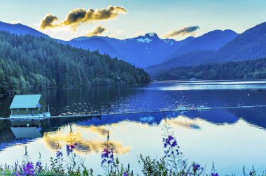 Capilano Baraj Gölü karlı iki aslan dağlar Vancouver British Columbia, Kanada