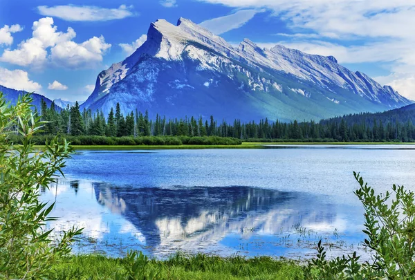 Lake minnewanka mount inglismaldie banff nationalpark alberta canada — Stockfoto