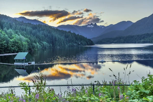 Capilano водосховище озеро снігові гори двох левів Ванкувер Британської Колумбії Канади — стокове фото