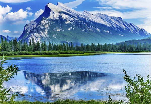 湖 Minnewanka マウント Inglismaldie バンフ国立公園アルバータ州カナダ — ストック写真