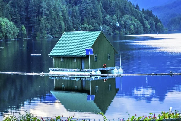 Yeşil Bina Capilano rezervuar Gölü yansıma Vancouver British Columbia, Kanada — Stok fotoğraf