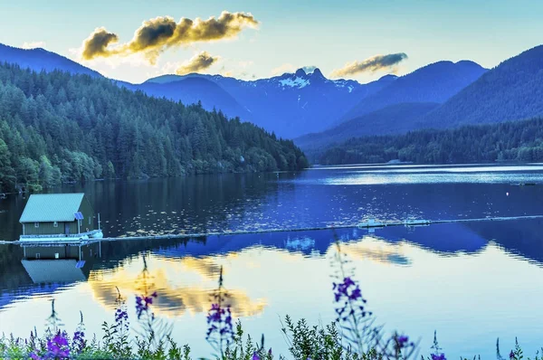 Embalse de Capilano Lago Nevado Dos Montañas de Leones Vancouver Columbia Británica Canadá —  Fotos de Stock