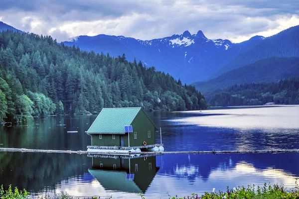 Водохранилище Капилано Озеро Сноуи Два Льва Горы Ванкувер Британская Колумбия Канада — стоковое фото