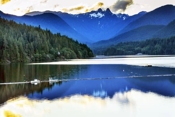 Capilano Reservoir Lake Snowy twee leeuwen bergen Vancouver Brits Colombia Canada — Stockfoto