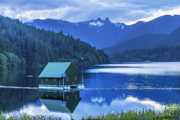 Capilano Reservatório Lago nevado Dois Leões Montanhas Vancouver Colúmbia Britânica Canadá — Fotografia de Stock