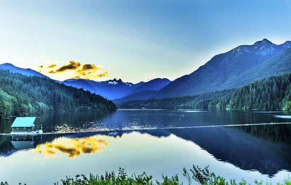 卡皮拉诺水库湖雪二狮山温哥华不列颠哥伦比亚省加拿大 — 图库照片