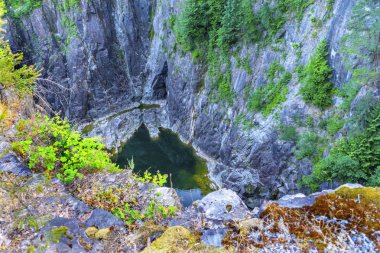 Capilano nehir uçurum kayalıklarla Vancouver British Columbia, Kanada