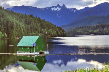 Capilano Baraj Gölü karlı iki aslan dağlar Vancouver British Columbia, Kanada