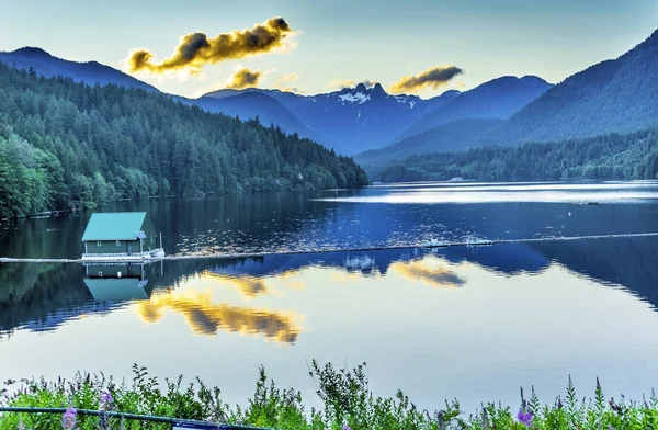 Embalse de Capilano Lago Nevado Dos Montañas de Leones Vancouver Columbia Británica Canadá —  Fotos de Stock