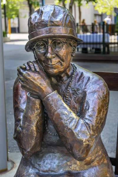 路易斯-麦卡尼著名的五妇女雕塑卡尔加里艾伯塔省 — 图库照片