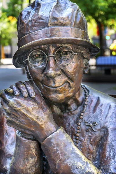 Calgary, Alberta, Canadá - 9 de agosto de 2017 Louise Mckinney Famosa escultura de cinco mujeres Calgary Alberta Cana — Foto de Stock