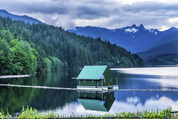 Capilano Reservoir Lake Snowy twee leeuwen bergen Vancouver Brits Colombia Canada — Stockfoto