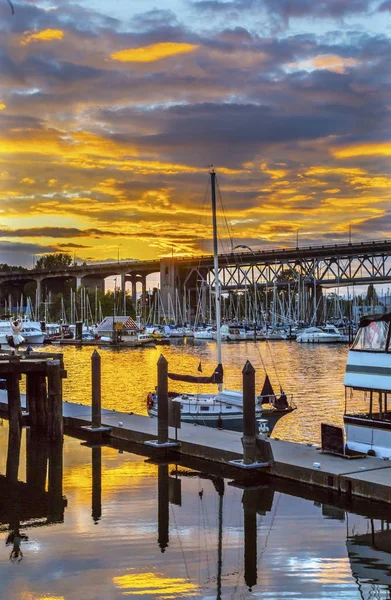 Sonnenuntergang granville island burrard street bridge vancouver britisch columbia canada — Stockfoto