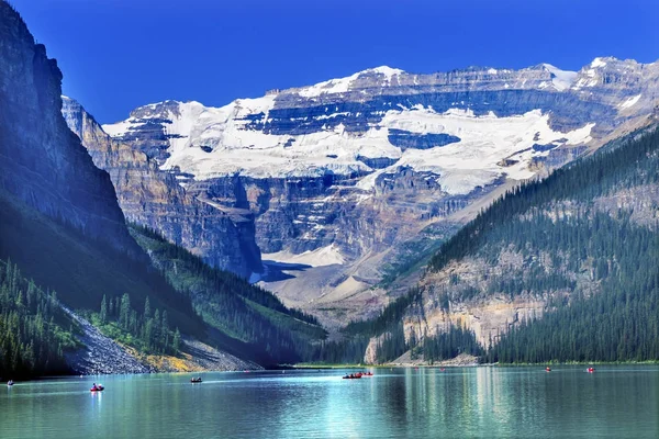 Lake Louise kajaki Snow góry Parku Narodowym Banff Alberta Kanada — Zdjęcie stockowe