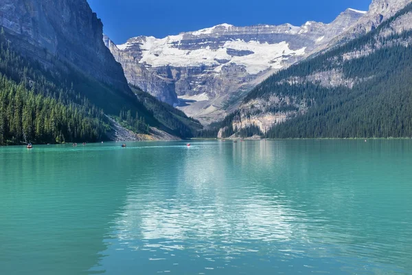 Озеро Луїза каное снігом гори Національний парк Банф Альберта, Канада — стокове фото