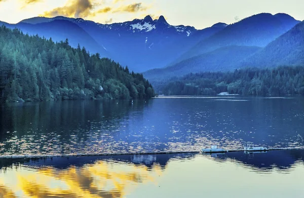 Lago Louise Canoe Montagne innevate Banff National Park Alberta Canada — Foto Stock