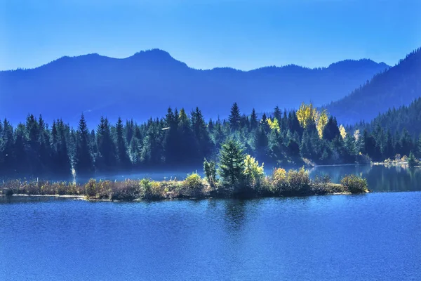 Modrý ostrov zlato jezero podzimu Snoqualme Pass Washington — Stock fotografie