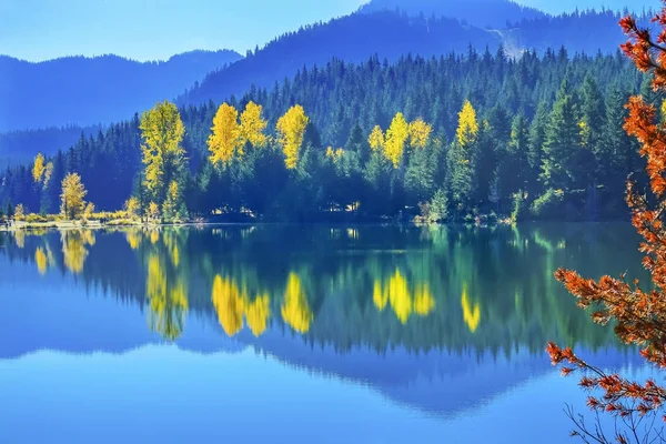 Mavi su Yewllow ağaçlar Altın Göl sonbahar Snoqualme Pass Washington — Stok fotoğraf