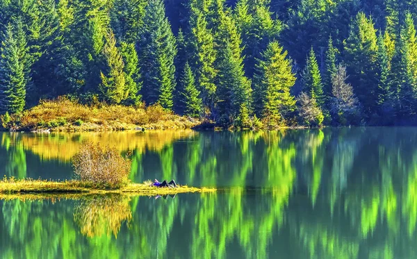 Zelená žlutá podzimní reflexe barvy zlaté jezero Snoqualme Pass Washington — Stock fotografie