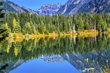 Altın Göl yansıma mt chikamin tepe snoqualme geçmek washington