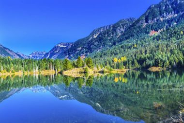 Altın Göl yansıma mt chikamin tepe snoqualme geçmek washington