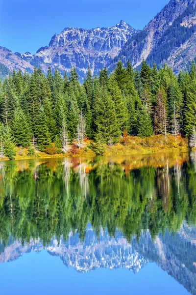 Lac or réflexion mt chikamin pic snoqualme passer washington — Photo