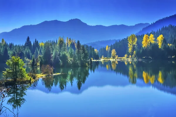 Голубая вода Yewllow Деревья Золотое озеро Осенний Сноквалме Перевал Вашингтон — стоковое фото