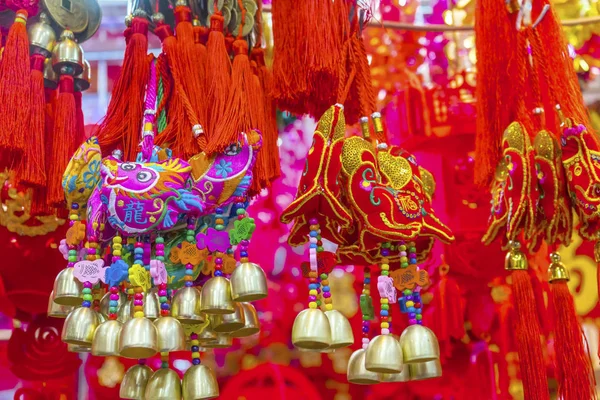 Honden Dragons geld Chinese Lunar New Year decoraties Beijing China — Stockfoto