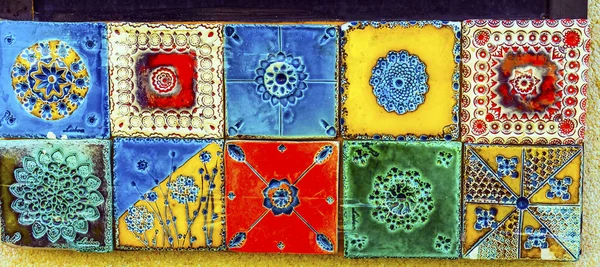 Coloridos recuerdos de baldosas cerámicas Artesanías Lisboa Portugal —  Fotos de Stock