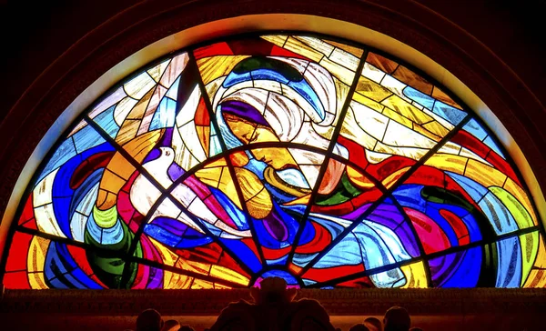 Maria Dove flekkete glass-basilika til fruen av Rosary Fatima Portugal – stockfoto