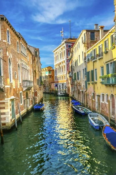 Gondola Touirists barevné malé straně Canal Bridge Benátky Itálie — Stock fotografie