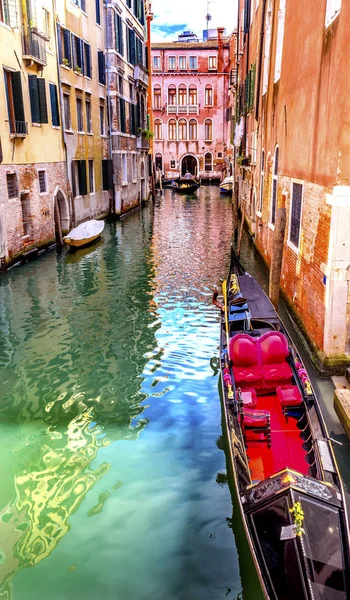 Küçük yan Kanal Köprüsü kırmızı gondol Venedik İtalya — Stok fotoğraf
