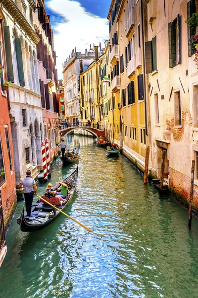 Gondol Touirists renkli küçük yan Kanal Köprüsü Venedik İtalya — Stok fotoğraf