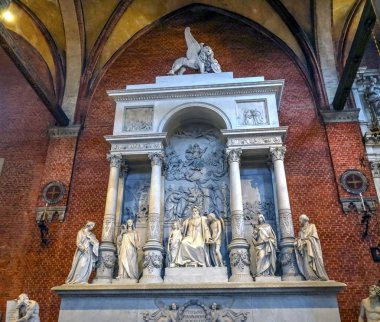 Santa Maria Gloriosa de Frari kilise Titian mezar Venedik İtalya 