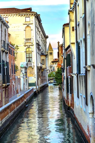 Kolorowy most nad kanałem po stronie małych Wenecja Włochy — Zdjęcie stockowe