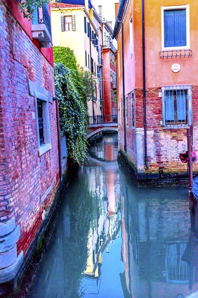 Renkli küçük yan Kanal Köprüsü Venedik İtalya — Stok fotoğraf