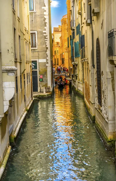 Gondola Touirists színes kis oldalsó csatorna híd Velence Olaszország — Stock Fotó